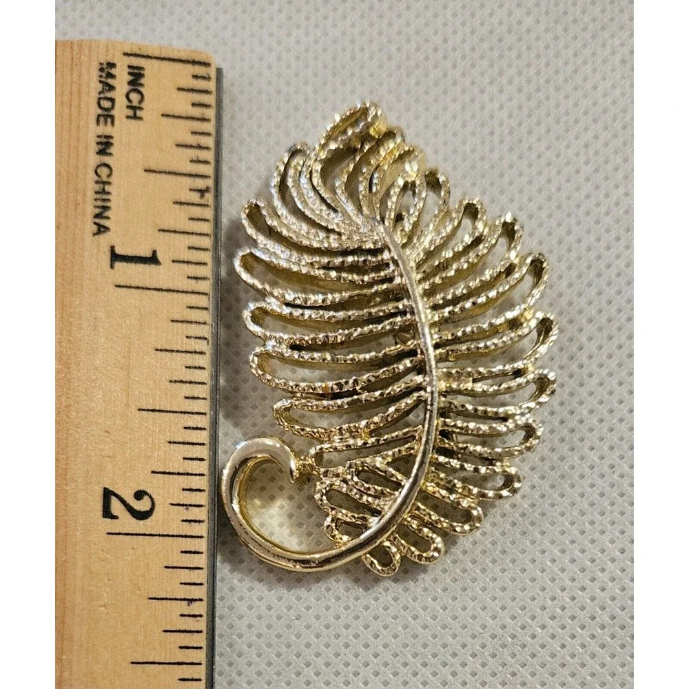 Vintage GERRYS  Gold Tone‎ Textured Large 2.2